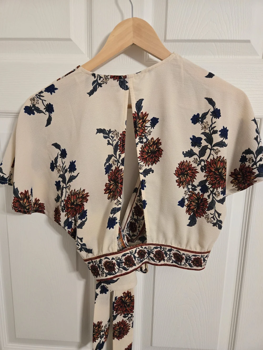 Akira Chicago Red Label Floral Wrap Crop Top in Cream Size Small - Picture 7 of 8